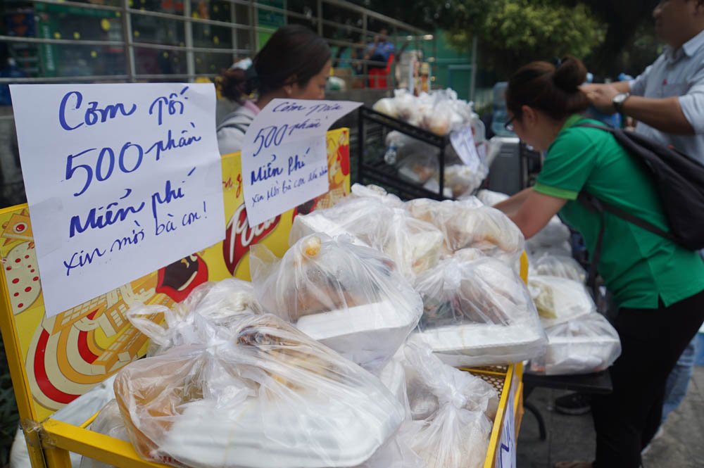 Lũ lượt khuân hành lý rời chung cư Carina Plaza